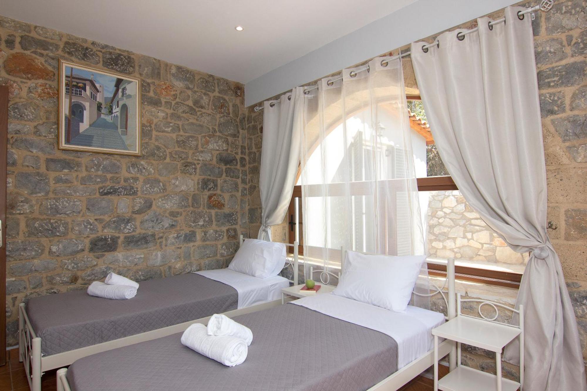 Emilia's Ground Floor Stoupa